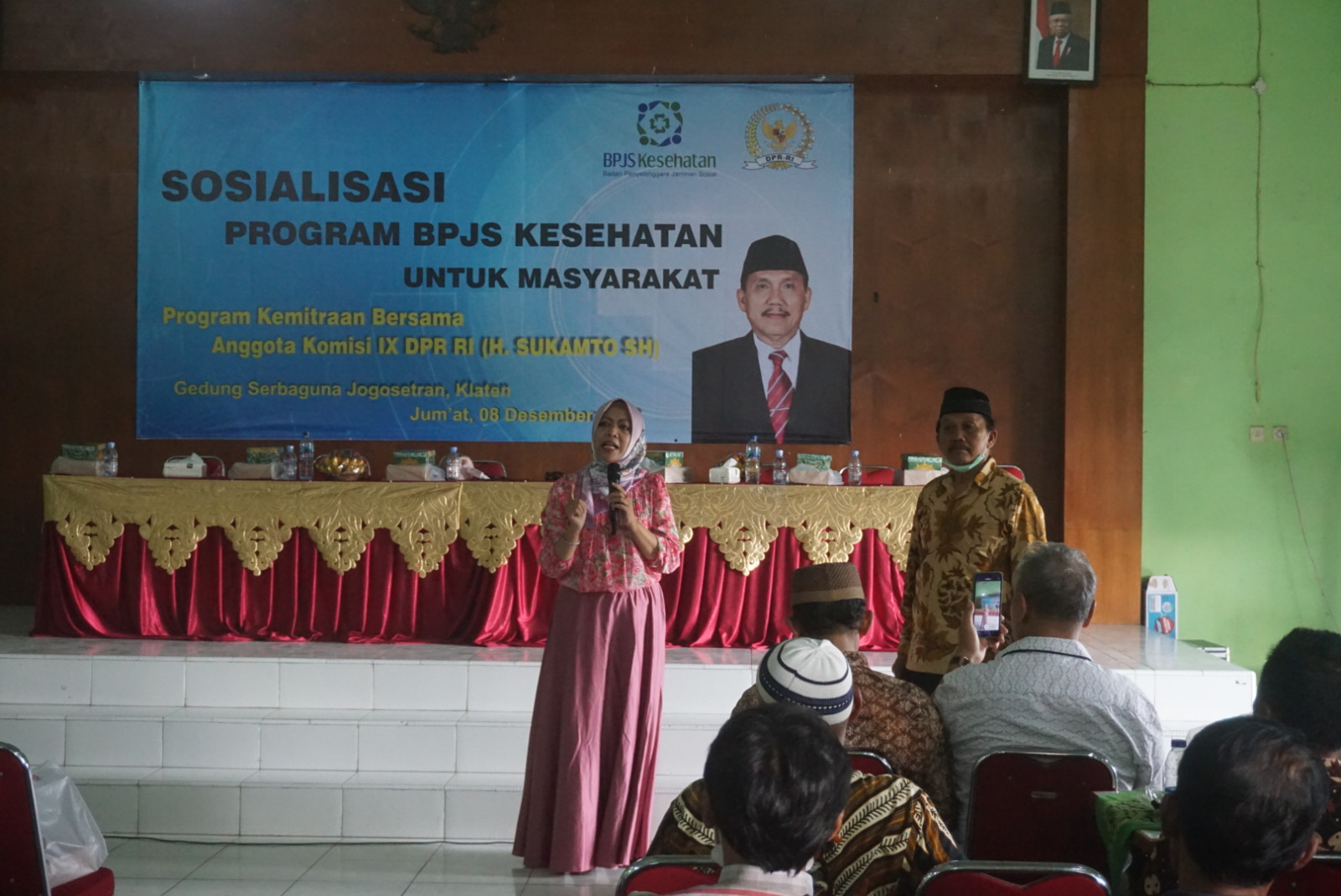 ANGGA PURENDA/RADAR SOLO Kepala BPJS Kesehatan Cabang Boyolali Maya Susanti sosialisasikan program JKN di Gedung Serbaguna Desa Jogosetran, Kecamatan Kalikotes, Kabupaten Klaten, Jumat (8/12/2023).