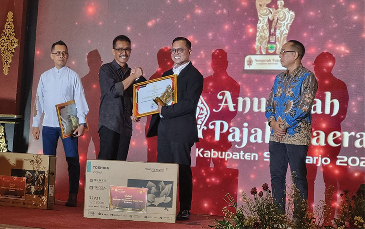 General Manager D&rsquo;wangsa Solo Hotel Heri Haryosa (kanan) menerima penghargaan kategori Kontribusi Pembayaran Pajak Hotel Terbesar Kedua yang diserahkan oleh Wakil Bupati Sukoharjo Agus Santosa.