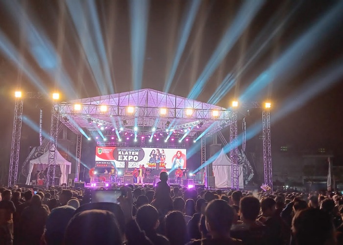 Konser musik yang menampilkan OM Adella dalam gelaran Klaten Expo 2023 di Alun-alun Klaten, Jumat (8/12).