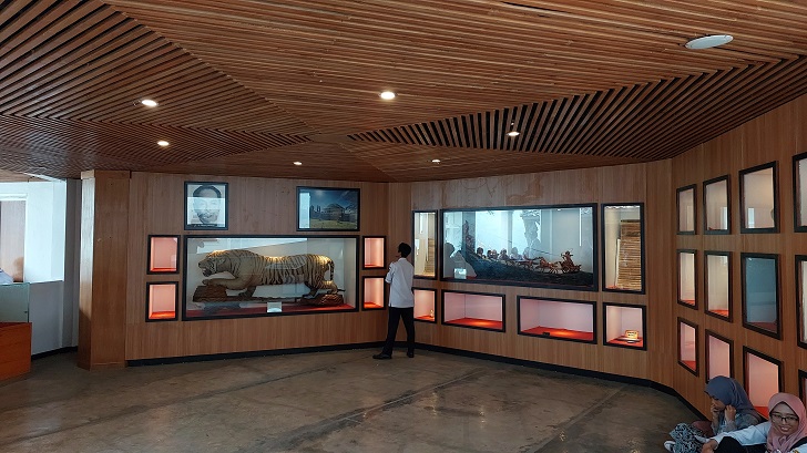 Pengunjung melihat koleksi Museum R. Hamong Wardoyo Boyolali, kemarin (8/12). Ada banyak benda maupun foto bukti sejarah Kabupaten Boyolali.