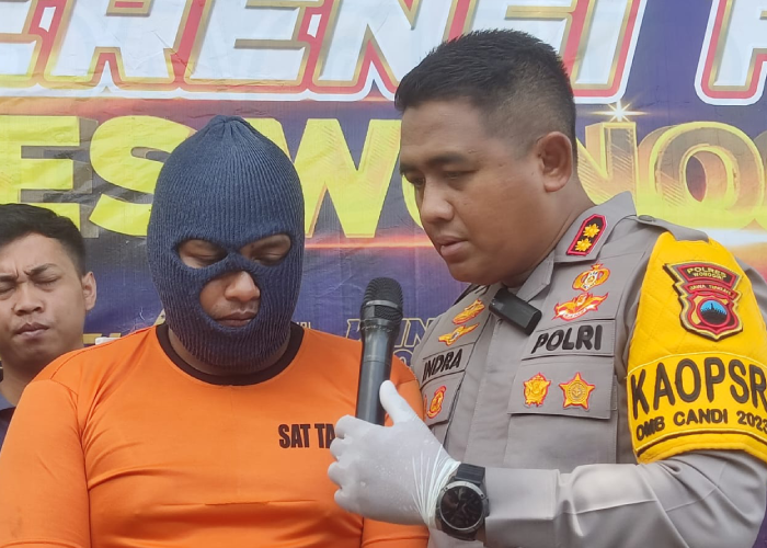 Kapolres Wonogiri AKBP Andi Muhammad Indra Waspada Amirullah bersama tersangka Sarmo serial killer saat jumpa pers di Mapolres Wonogiri, Sabtu (9/12).