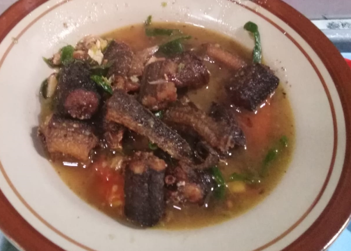 Belut yang dimasak kuah cabai (lombok) ijo, hanya bisa didapat di Desa Mulur, Kecamatan Bendosari, Sukoharjo.