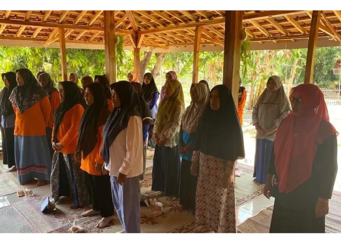 Ibu-ibu Desa Glesungrejo, Kecamatan Baturetno mendapat pengarahan dalam program Ibu Prigel.