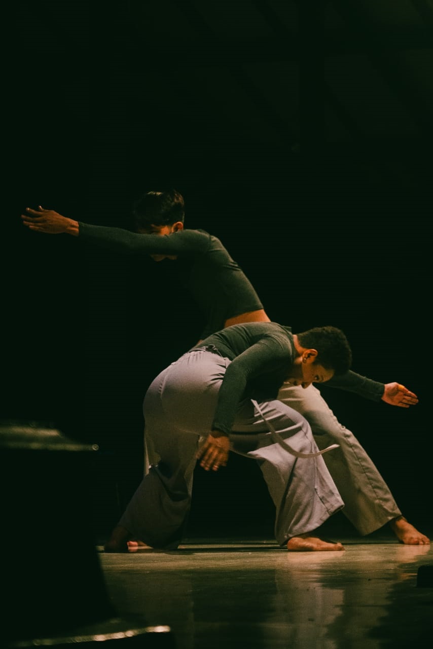 Sajian karya Side oleh Puspita Putri, dalam agenda Tidak Sekedar Tari #83 di Pendhapa Wisma Seni Taman Budaya Jawa Tengah (TBJT), Selasa malam (5/12). (KOTA OWATARI UNTUK RADAR SOLO)