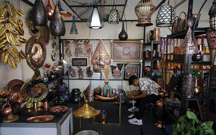 KREATIF: Pameran UMKM Mangkunegaran yang memajang banyak karya unik kerajinan khas Indonesia, belum lama ini.
