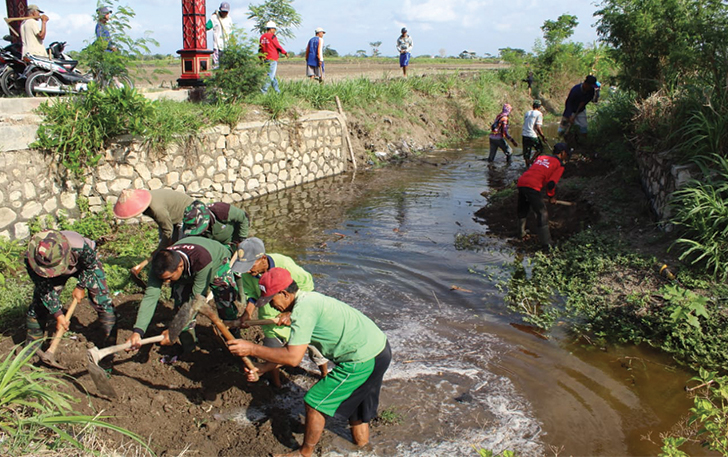 Kegiatan Karya Bakti Penghijauan dan bersih sungai yang dilaksanakan Kodim 0723/Klaten di Desa Burikan, Kecamatan Cawas, Sabtu (9/12)