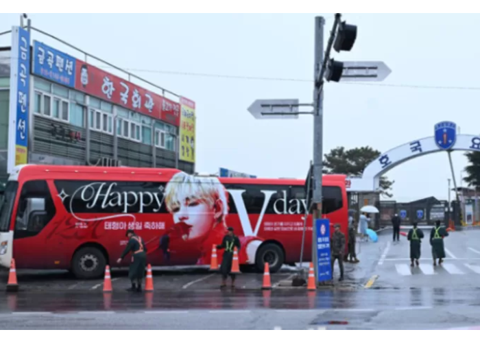 Mobil member BTS, V alias Kim Taehyung dan RM alias Kim Namjoon memasuki arena lokasi militer.