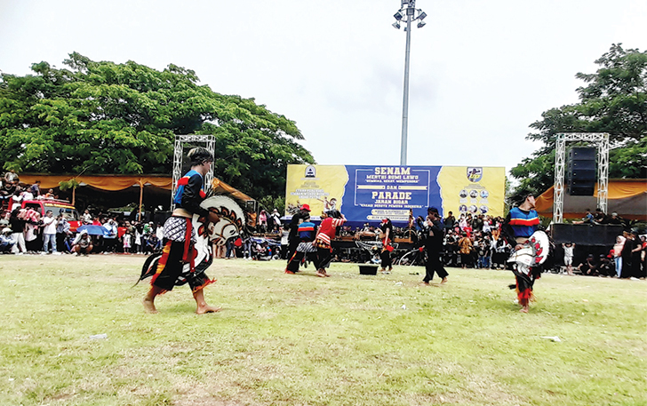 ENERGIK: Sejumlah seniman menunjukan atraksi jaran bigar di Alun-Alun Karanganyar, kemarin (10/12) siang.
