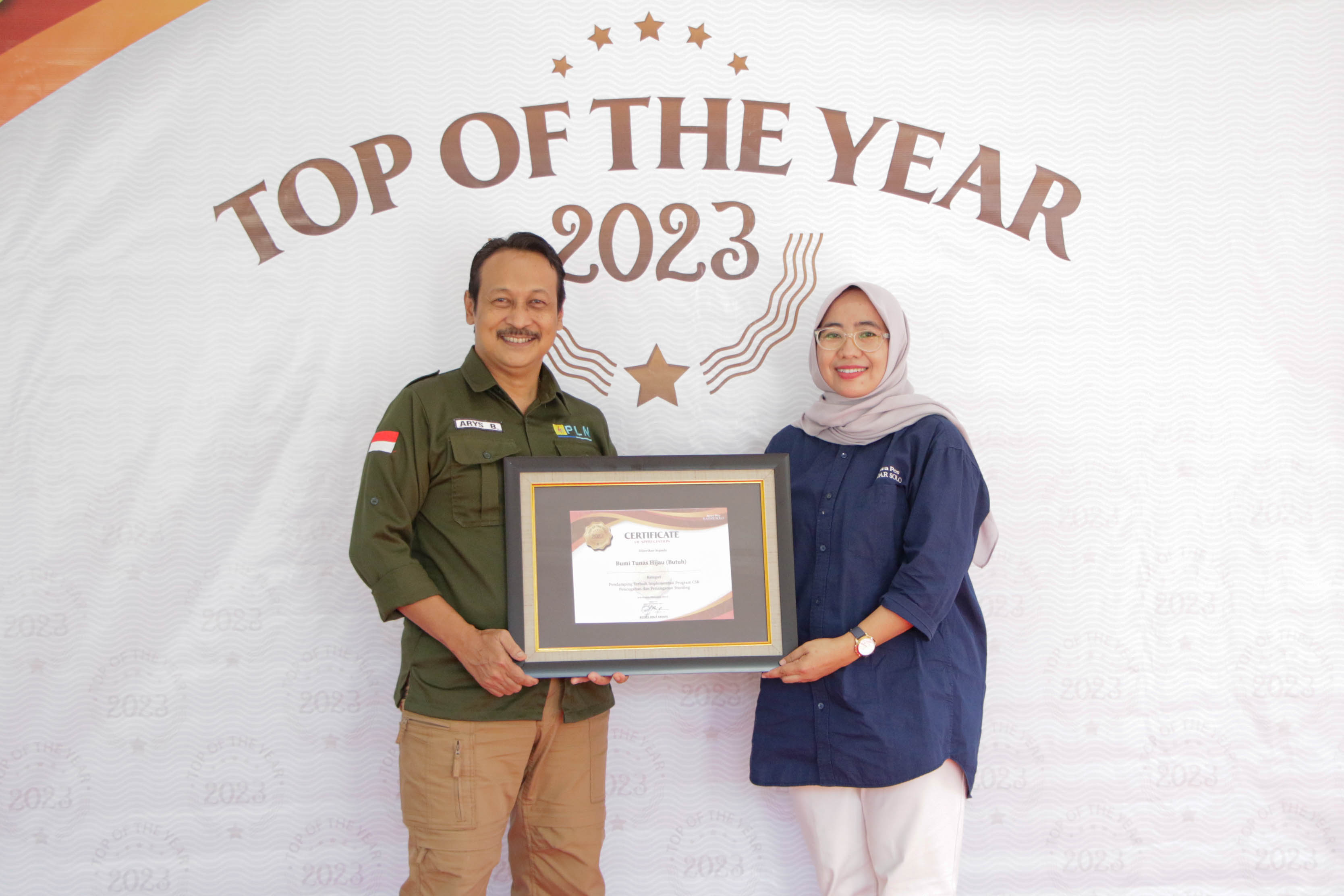 Arys Buntoro, founder Bumi Tunas Hijau terima penghargaan Top Of The Year 2023 dari Direktur Radar Solo Resita Rika Aryani, Senin (11/12/2023)