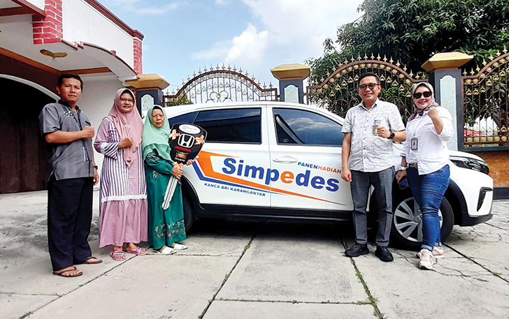 BERUNTUNG: Pimpinan Cabang BRI KC Karanganyar, Yudo Utomo bersama menyerahkan hadiah Mobil Honda BRV ke pemenang undian simpedes.