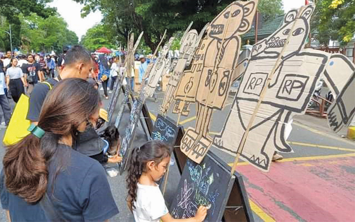 UNIK: Wayang kardus raksasa dipamerkan di CFD Slamet Riyadi Solo, kemarin.