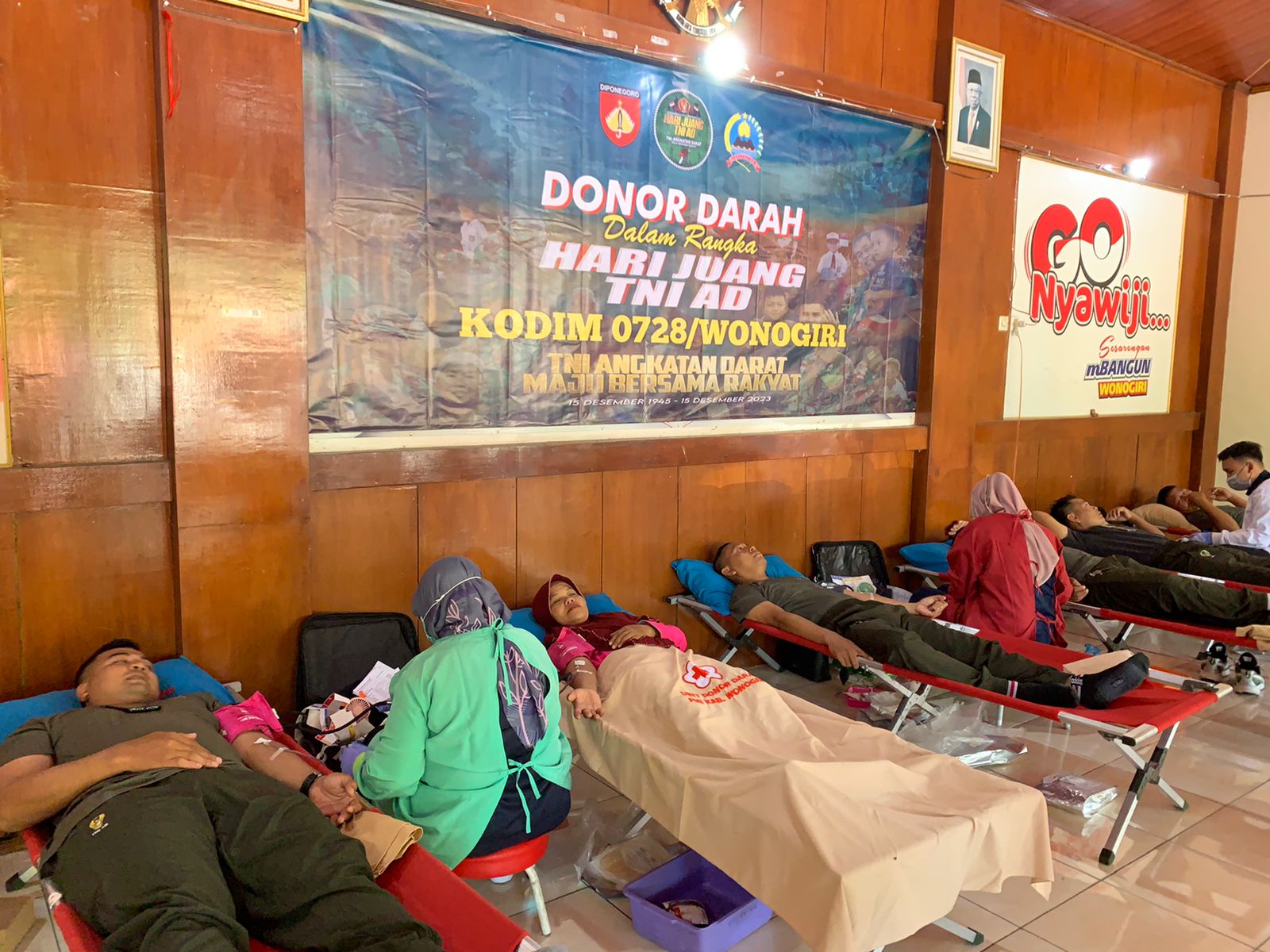 Donor darah di aula Kantor Kecamatan Kismantoro, Selasa (12/12/2023). (IWAN ADI LUHUNG/RADAR SOLO)