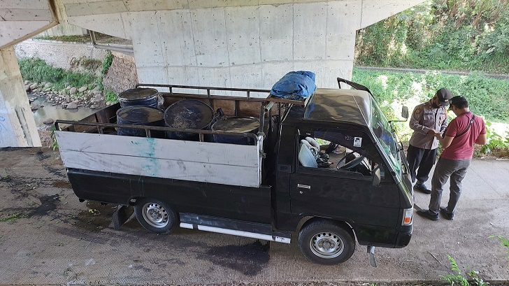 Drum berisi limbah B3 yang dibuang di underpass tol Dusun Klepu, Desa Brajan, Kecamatan Mojosongo, Kabupaten Boyolali.