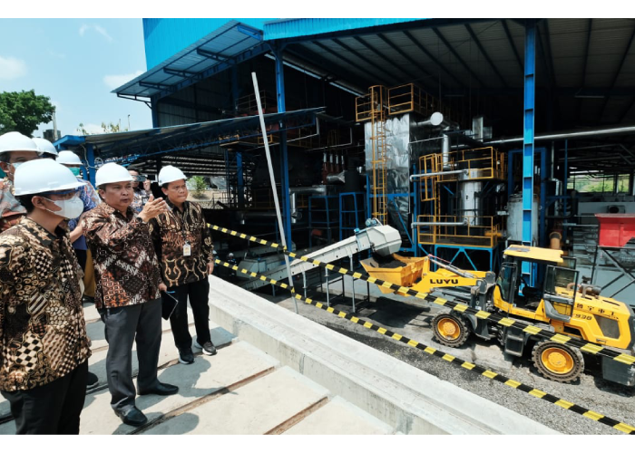 Rombongan Wali Kota Solo Gibran Rakabuming bersama perwakilan bupati se Solo Raya, didampingi PT SCMPP, PLN, dan Kemen ESDM melihat operasional mensin gasifier yang mengolah sampah jadi energi listrik