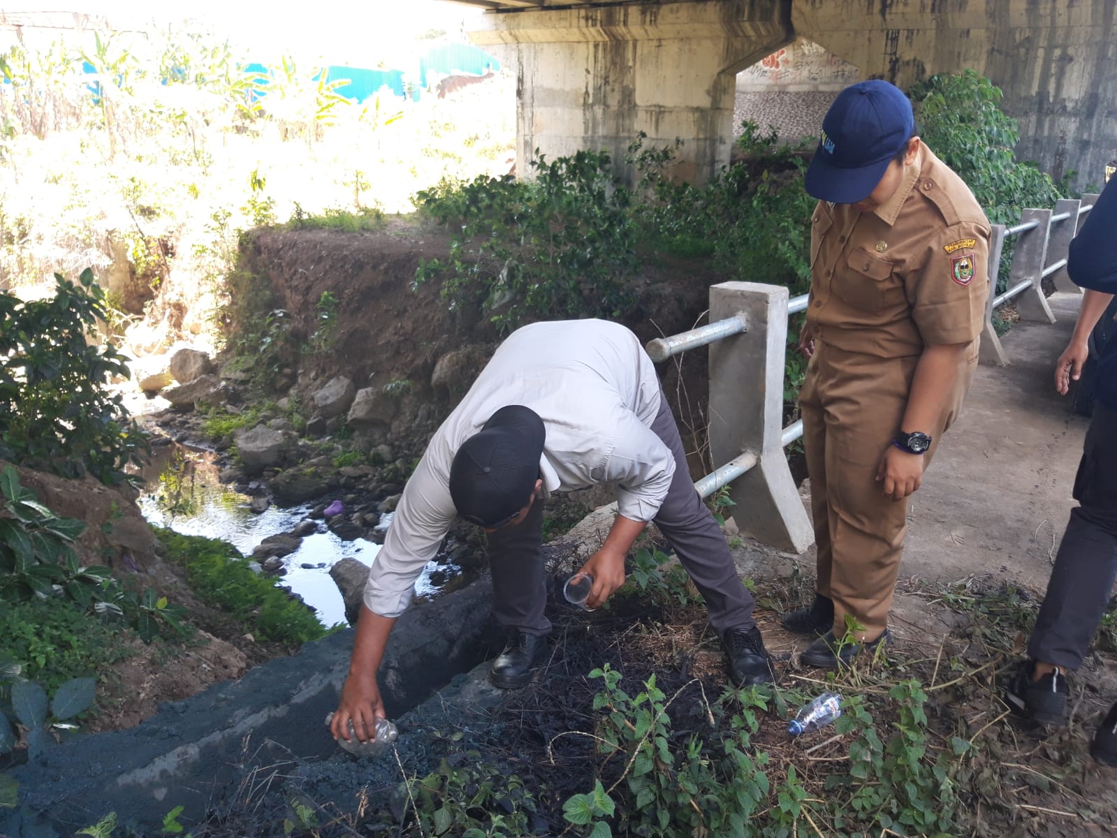 Petugas DLH Boyolali mengambil sampel limbah B3 yang dibuang di anak Kali Pepe, Kecamatan Mojosongo, Kabupaten Boyolali, Selasa (12/12/2023).