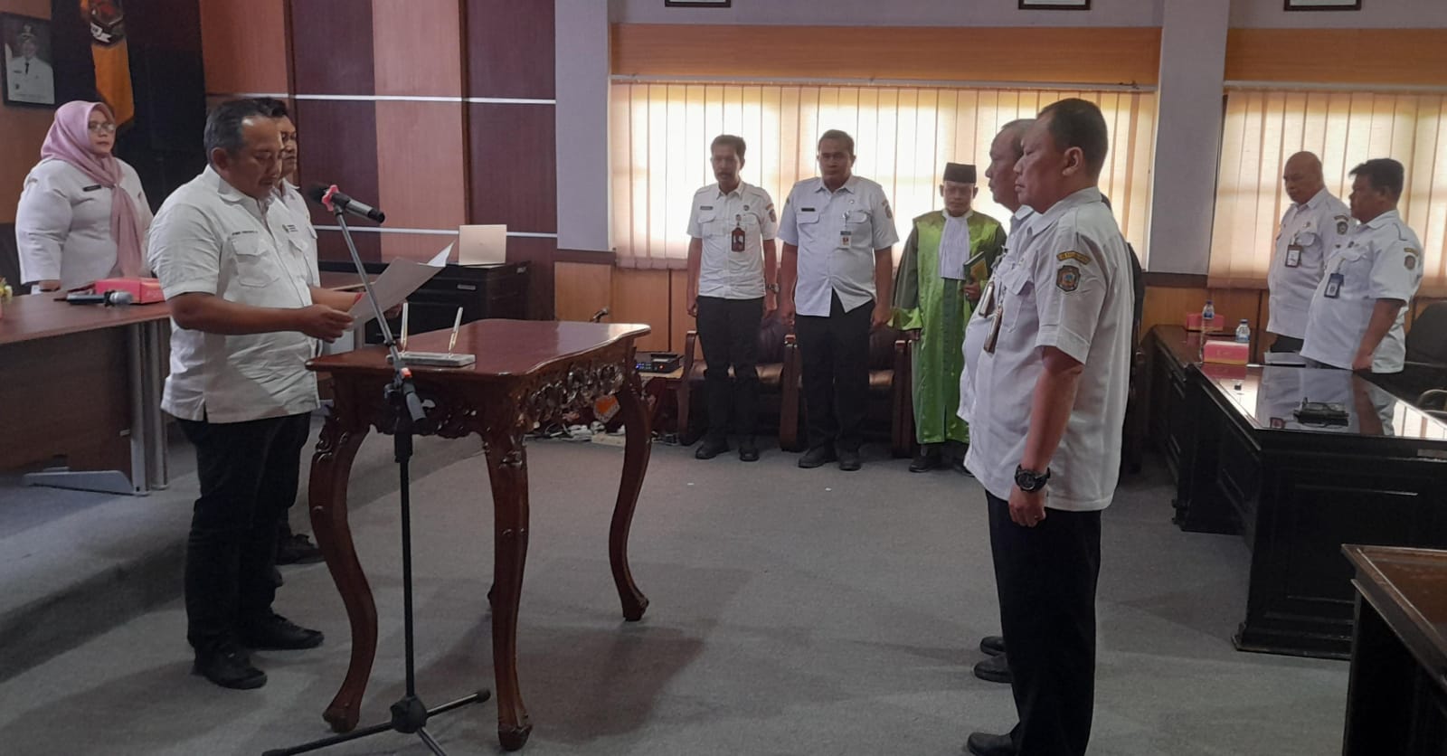 Bupati Karanganyar Rober Christanto pimpin pelantikan pejabat baru di di Ruang Podang 1 Kantor Bupati Karanganyar, Rabu (13/12/2023).