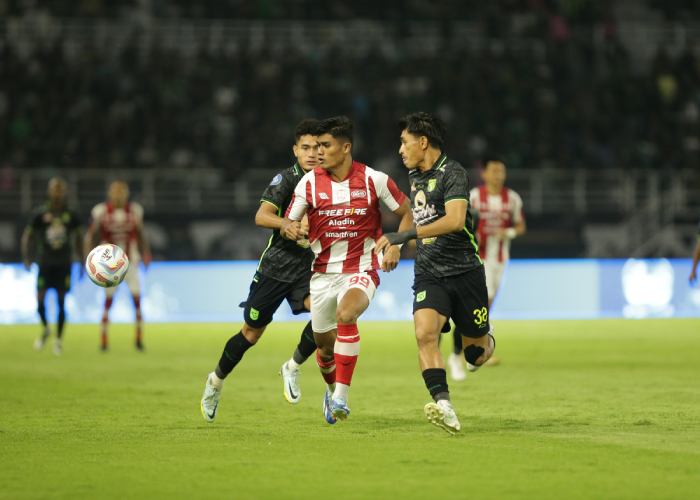 Ramadhan Sananta (Persis Solo) dipepet dua pemain Persebaya Surabaya dalam laga lanjutan Liga 1 di Stadion Gelora Bung Tomo, Rabu (13/12) malam.