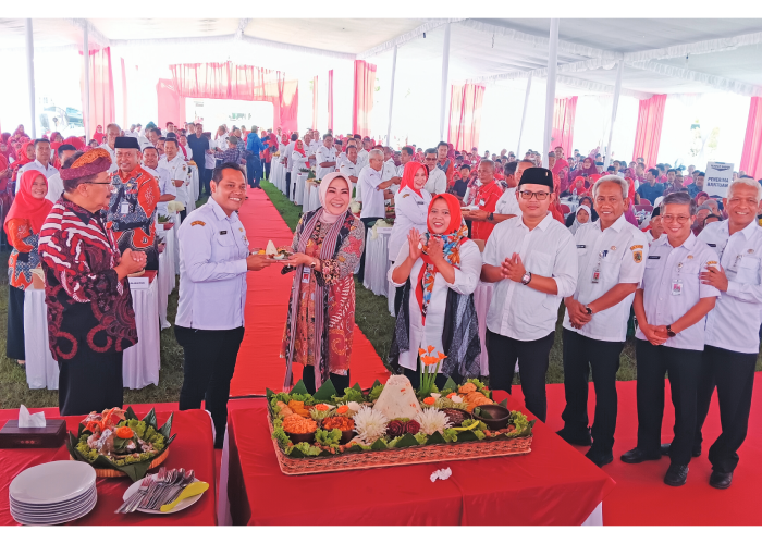 Bupati Klaten Sri Mulyani saat melakukan potong tumpeng sebagai wujud syukur suksesnya program Sambang Warga di Desa Ngemplak, Kecamatan Kalikotes, Rabu (13/12).
