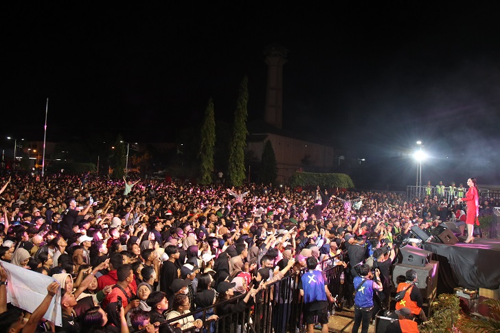 Penampilan OM Adella di Alun-alun Giri Krida Bakti Wonogiri saat Festival Agustus Merdeka 2023, Sabtu (19/8/2023) malam.