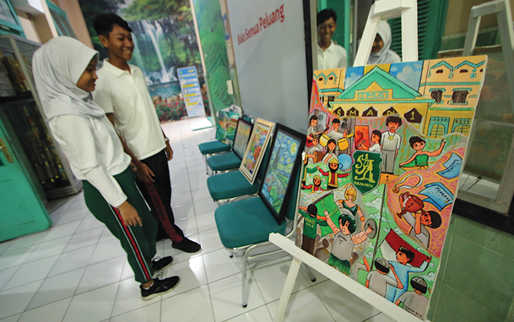 KREATIF: Pameran karya seni dalam rangka memperingati HUT ke-74 SMAN 1 Solo, kemarin.