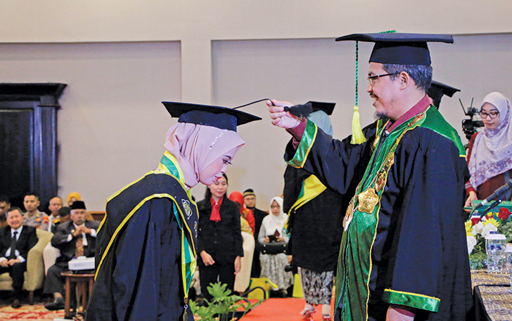KHIDMAT : Prosesi wisuda Stikes Estu Utomo Boyolali di Ballroom The Sunan Hotel, Selasa (12/12).