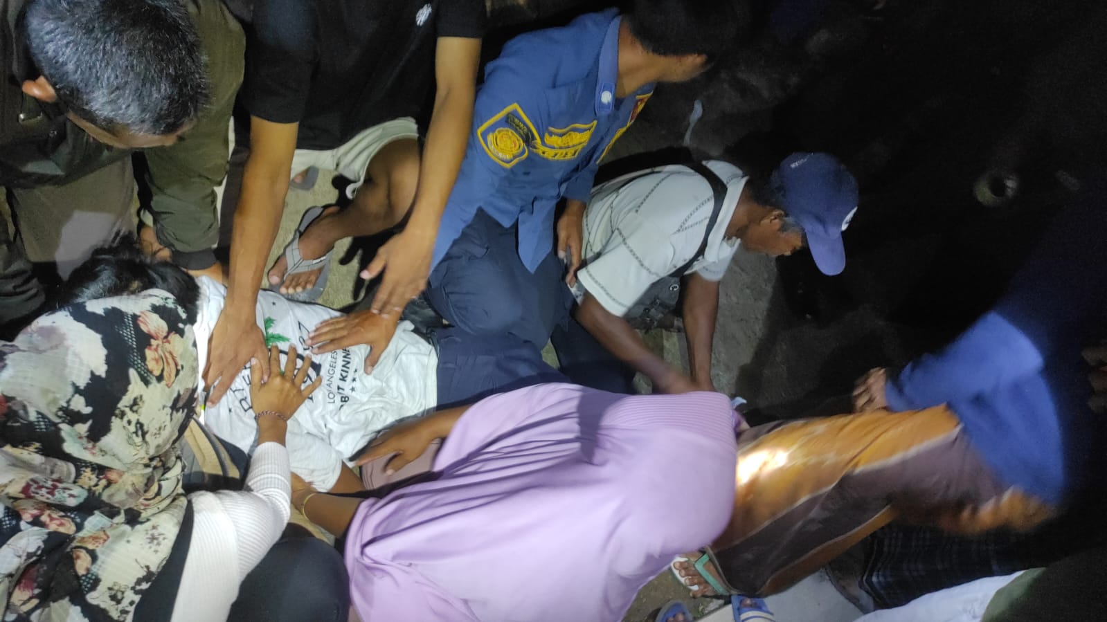 Personel gabungan menenangkan AR, remaja asal Kecamatan Andong, Kabupaten Boyolali yang mengamuk.