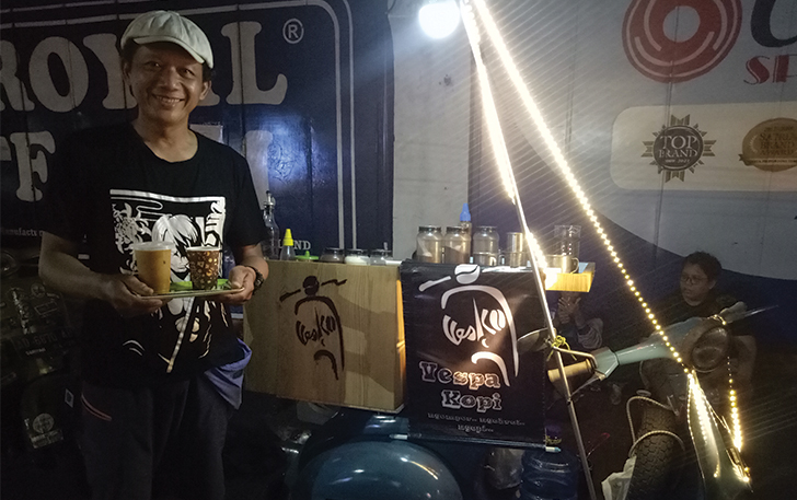 UNIK: Yayung menunjukkan kopi yang dia racik dari vespanya.