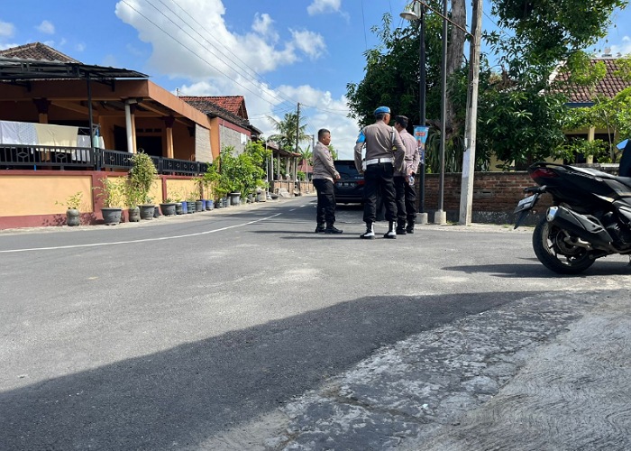 Polisi berjaga di sekitar lokasi oenangkapan terduga teroris di Dusun Banjarsari RT 2 RW 2, Kelurahan Mandan, Kecamatan Sukoharjo, Kamis (14/12).