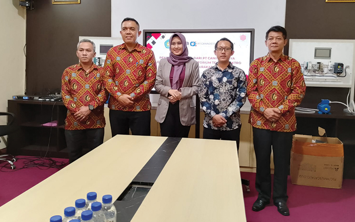 Product Manager dari PT Canindo Jaya Electrika Acheng Rudaya bersama Rektor UNSA Astrid Widayani beserta segenap civitas akademika setempat usai penerimaan hibah dari PT Canindo Jaya Electrika.