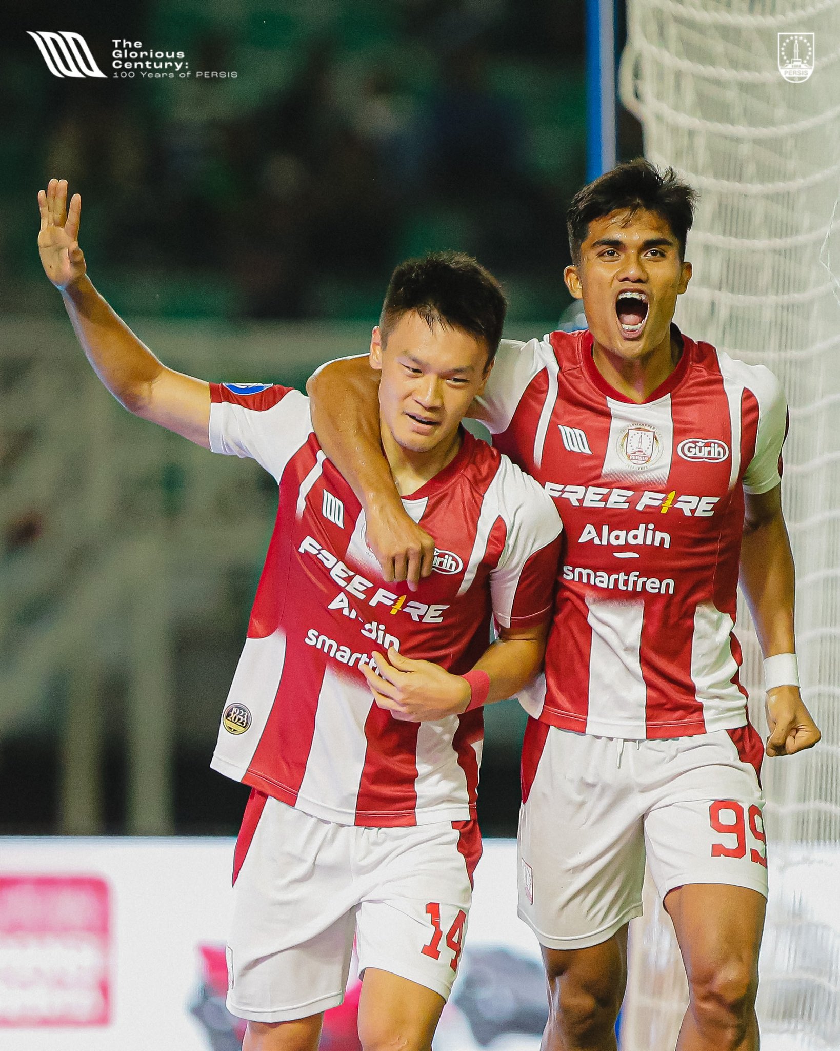 MANTAN MENYAKITKAN: Sho Yamamoto (kiri) tak melakukan selebrasi usai menjebol gawang Persebaya di Stadion Gelora Bung Tomo (13/12).