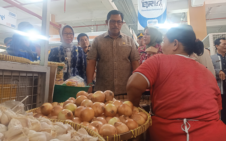 Pj Gubernur Jawa Tengah Nana Sudjana saat tinjau Pasar Legi, Kamis (14/12).