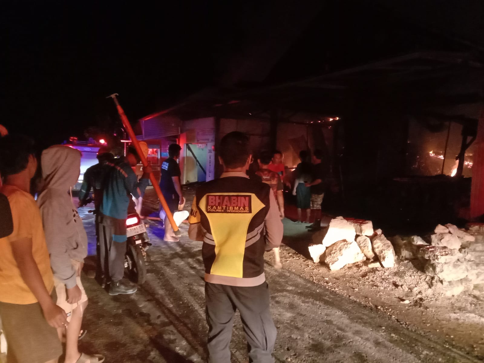 Pemadaman api di Desa/Kecamatan Eromoko Kamis (15/12/2023) malam. (HUMAS POLRES WONOGIRI)