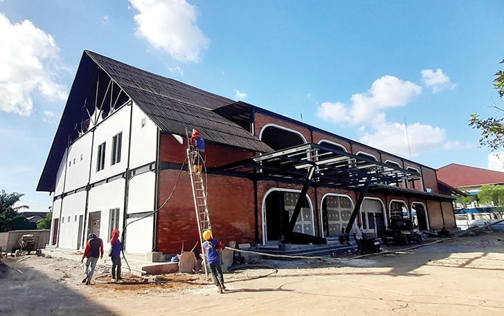 BERGAYA KOLONIAL: Kantor Disdagperinaker Kabupaten Karanganyar masih tahap finishing, Rabu (13/12). Proyek ini seharusnya rampung 8 Desember 2023.