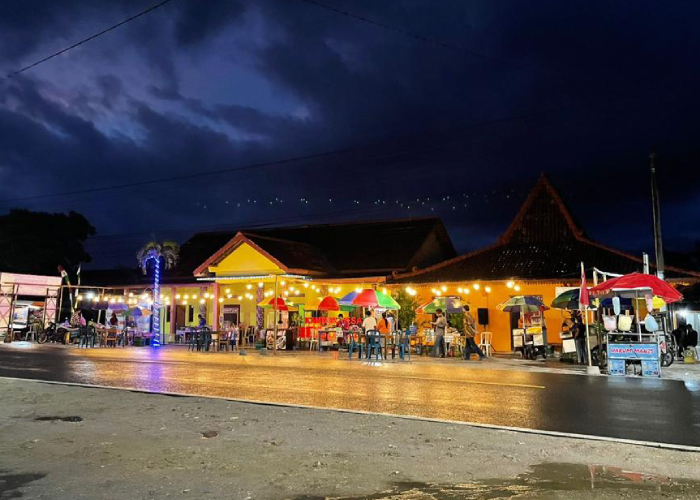 Pemanfaatan area publik di sekitar Balai Desa Sirnoboyo, Kecamatan Giriwoyo, Wonogiri saat Ramadan lalu.