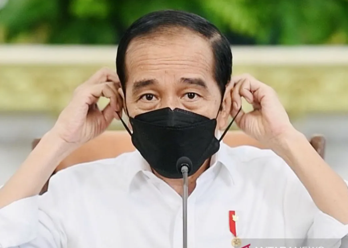 Presiden Jokowi mengenakan masker saat masa pandemi lalu.