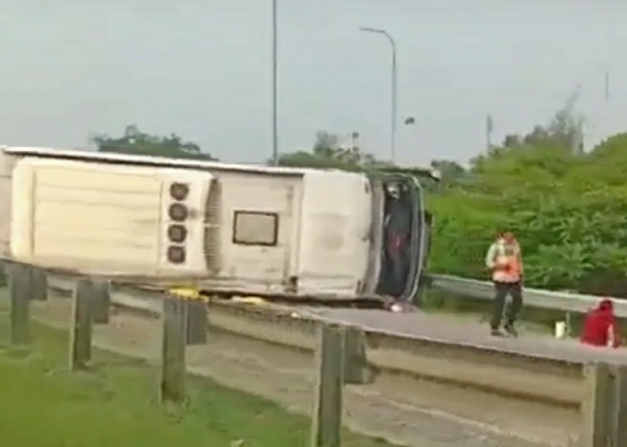 Kondisi bus PO Handoyo yang terguling usai menabrak guardrail di Tol Cipali, Purwakarta, Jawa Barat, Jumat (15/12).