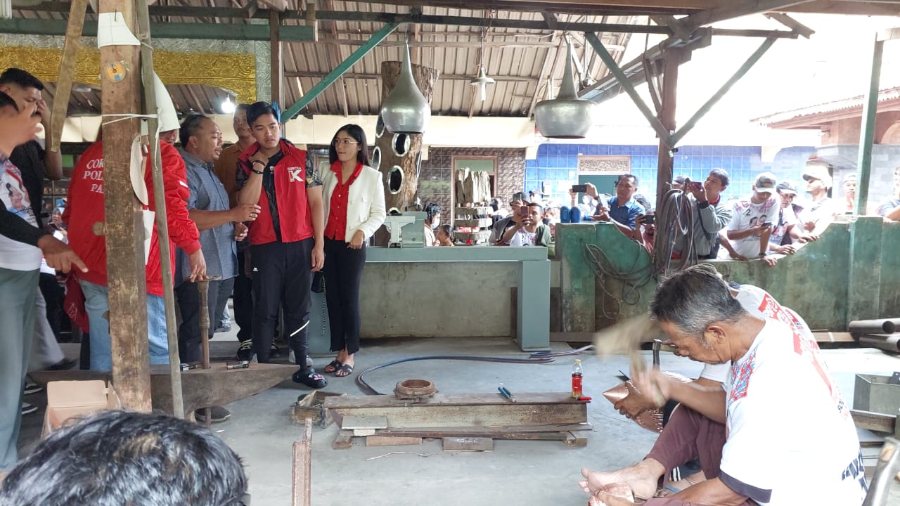 Ketum PSI Kaesang Pangarep kunjungi sentra kerajinan tembaga di Dusun Tumang, Desa/Kecamatan Cepogo, Kabupaten Boyolali, Sabtu (16/12/2023)
