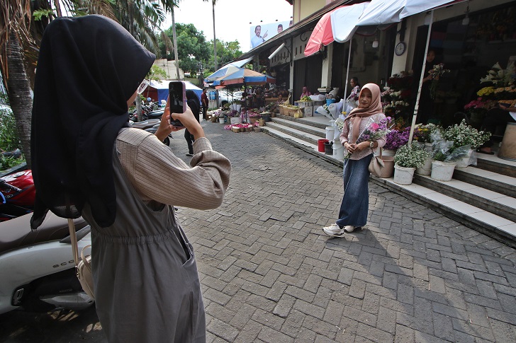 Remaja putri berpose di kawasan Pasar Kembang, Kota Solo belum lama ini.&nbsp;