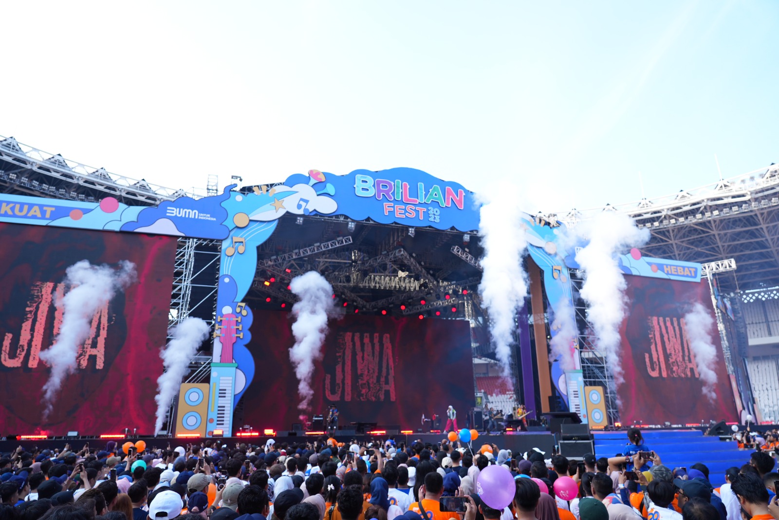 Suasana kemeriahan puncak perayaan HUT ke-128 BRI yang ditandai dengan pergelaran BRILiaN Fest di Stadion Utama Gelora Bung Karno (SUGBK), Senayan, Jakarta pada Minggu (17/12/2023).