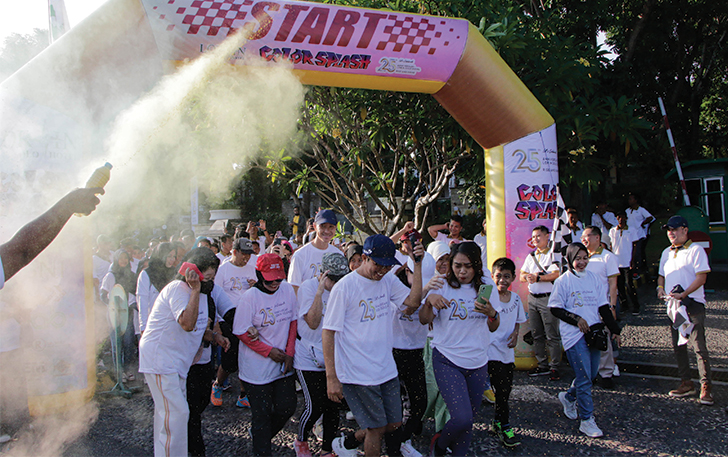 Peringatan HUT ke-25, Lorin Solo Hotel gelar Color Splash Fun Walk yang diikuti lebih dari 500 orang di Jalan Adi Sucipto, Minggu (17/12).