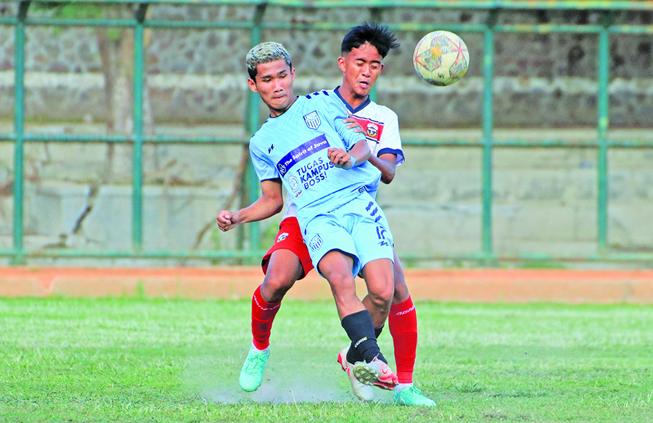 Pemain Unsa FC melawan Persibangga Purbalingga di Stadion Trikoyo Klaten, kemarin. (PREMANA NENDAR FOR RADAR SOLO)