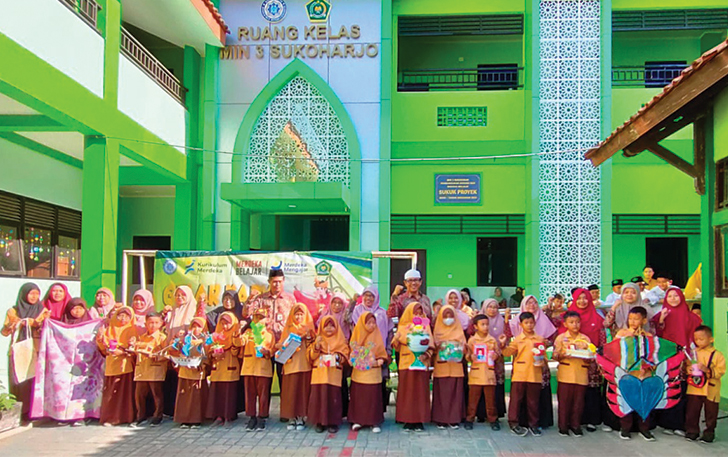 MERIAH: Sejumlah guru dan murid MIN 3 Sukoharjo berfoto bersama di sela-sela gelar karya program P5 di sekolah setempat, Sabtu (16/12).