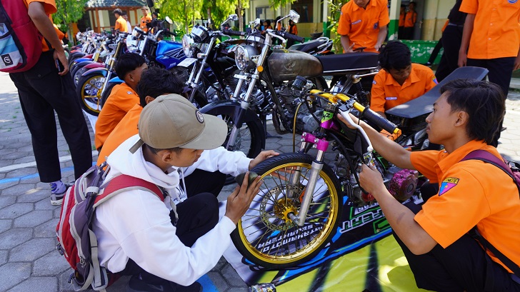 jurusan Teknik dan Bisnis Sepeda Motor tunjukkan kemampuannya dalam bidang otomotif.
