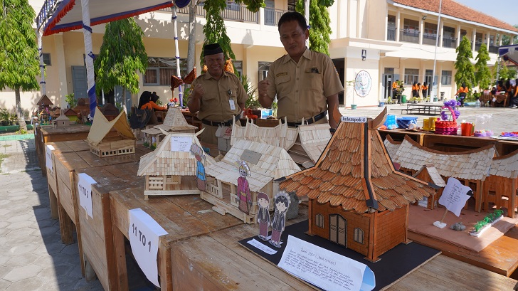 Karya SMKN 1 Juwangi menggunakan bahan daur ulang.