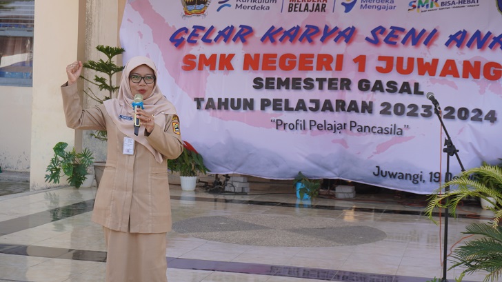 Kepala SMKN 1 Juwangi Muryanti beri sambutan pada Gelar Karya Seni Anak, Selasa (19/12/2023).