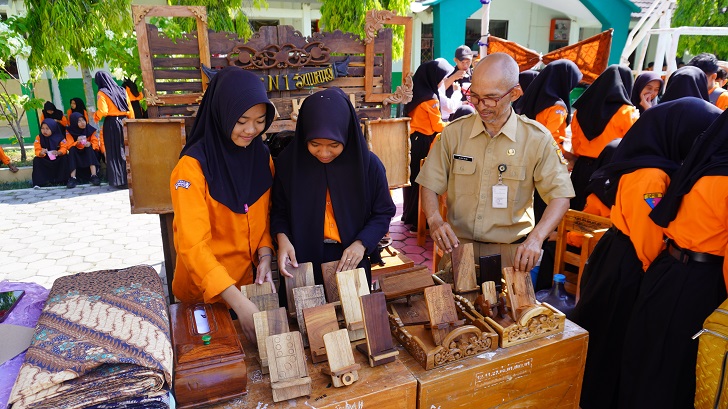 Jurusan Kriya Kreatif Kayu dan Rotan dengan produk kayu bernilai jual.