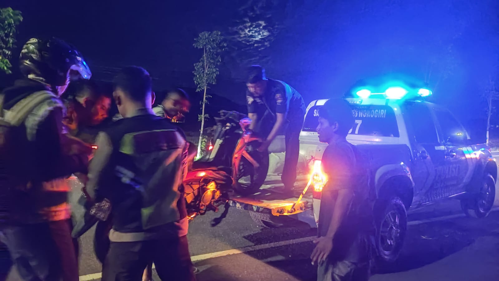 Polisi mengevakuasi kendaraan korban kecelakaan di Jalan raya Wonogiri-Solo tepatnya di sebelah selatan Polsek Selogiri Selasa (19/12) malam.