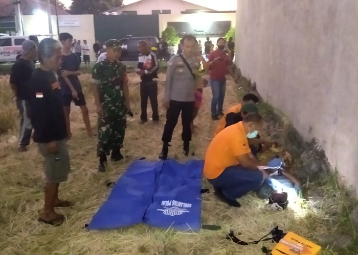 Polisi mengevakuasi jenazah karyawan pabrik yang ditemukan meninggal mendadak di area persawahan, tak jauh dari tempat kerja korban di Kebakkramat, Karanganyar, Selasa (19/12).