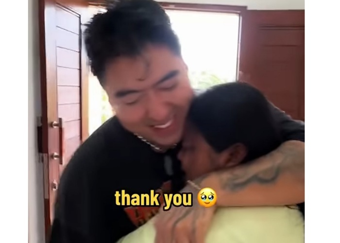 Perempuan penjual donat memeluk Isaiah Garza sambil menangis haru usai diberikan rumah dan uang.