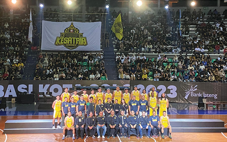 Roster dan jejeran manajemen foto bersama saat launching Kesatria Bengawan Solo di Sritex Arena, Senin (18/12).